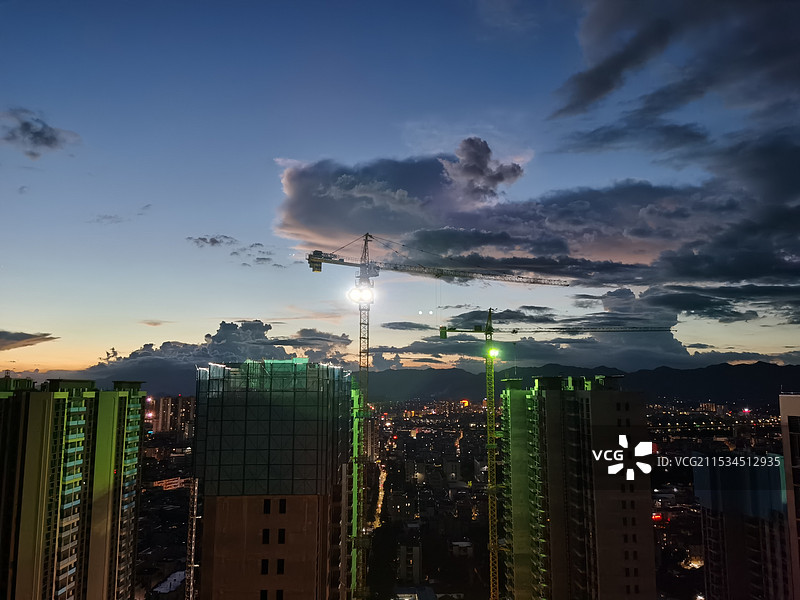 塔吊下的夕阳图片素材