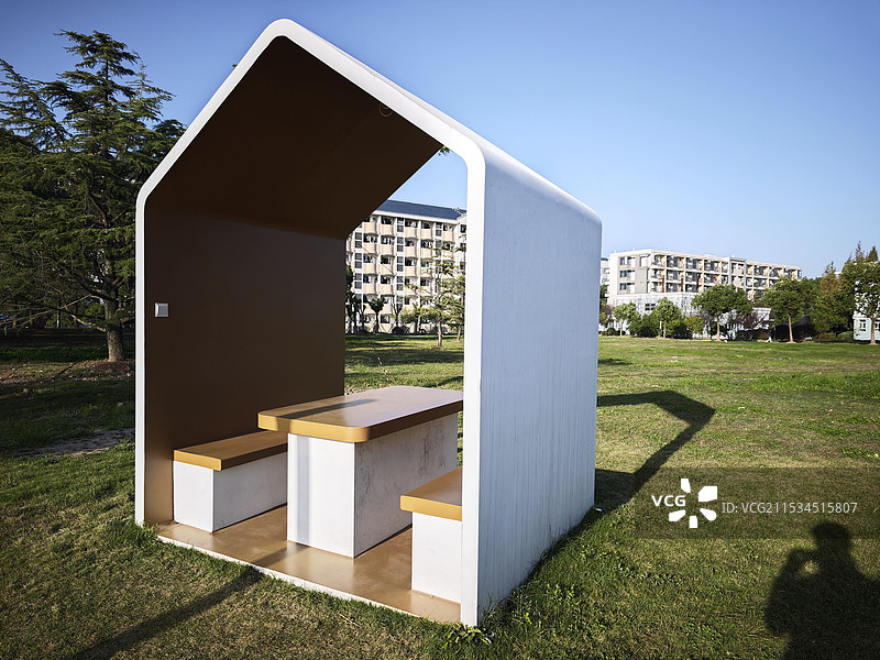 上海城建职业学院奉贤校区 户外会议室 草坪上的小房子 亲近自然的小亭子 上海公办高职学校图片素材