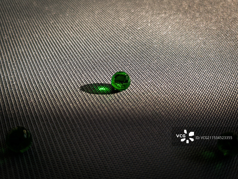 绿色弹球特写图片素材