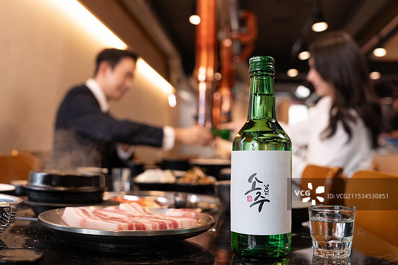 公司晚宴，年终聚会，饮酒，团结，烧酒，下班后图片素材