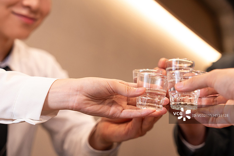 晚餐、饮酒、同事、年终聚会、烧酒、干杯图片素材