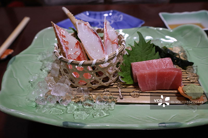 一盘精心摆设的高级日式海鲜刺身图片素材