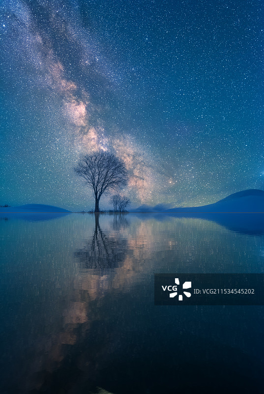 星空冬季湖边的雪景图片素材