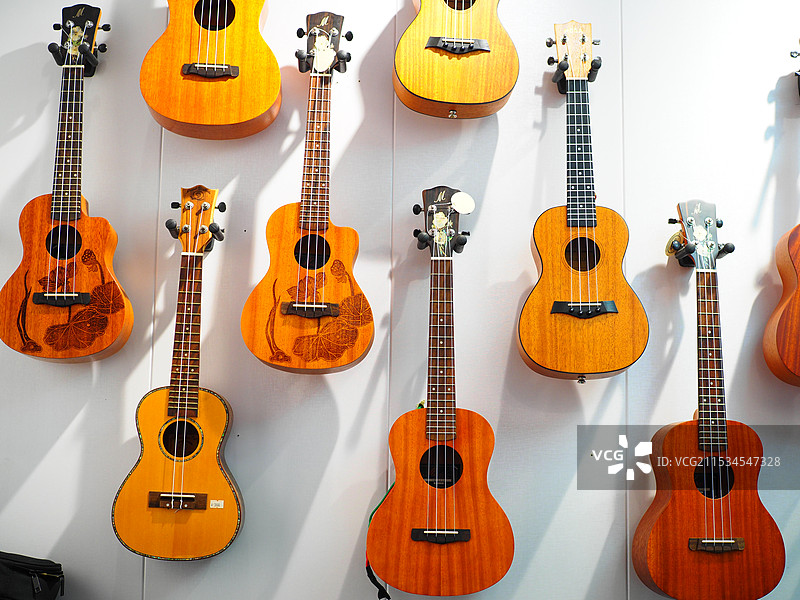 一面墙的尤克里里图片素材