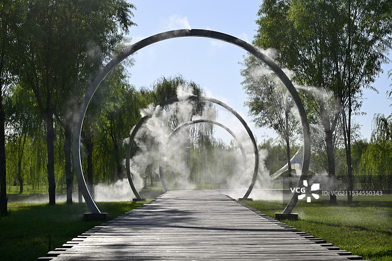 中国天津市宁河区七里海镇“七星岛湿地风景区”公园里空荡荡的人行木栈道图片素材