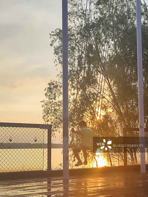 湖边夕阳下的秋千图片素材