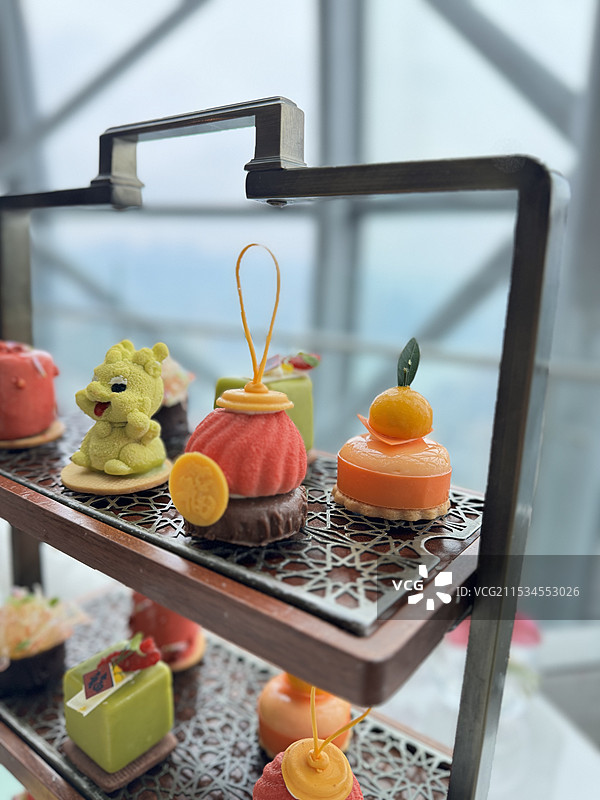 桌上纸杯蛋糕的特写镜头图片素材