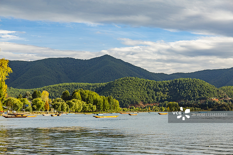 云南丽江泸沽湖情人滩秋天的湖水猪槽船风景图片素材