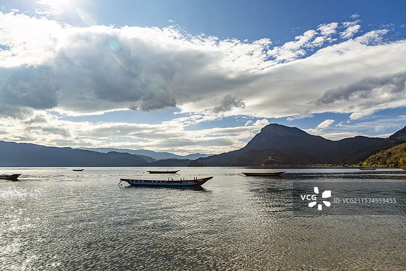 云南丽江泸沽湖女神湾秋天午后猪槽船风景图片素材