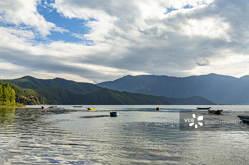 云南丽江泸沽湖女神湾秋天午后猪槽船风景图片素材