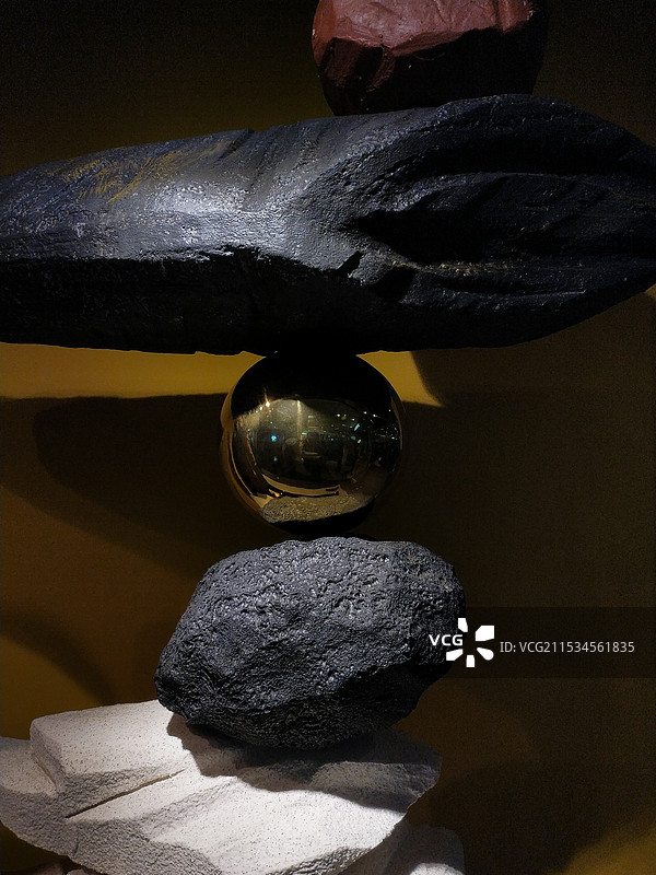 岩石上水晶球的特写镜头图片素材