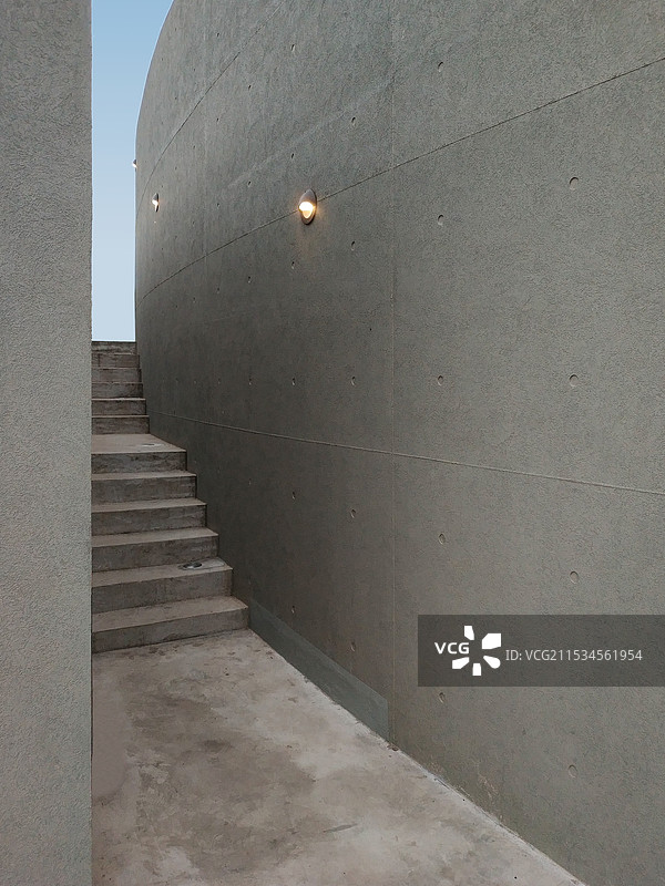 阿那亚现代建筑和空旷的广场图片素材