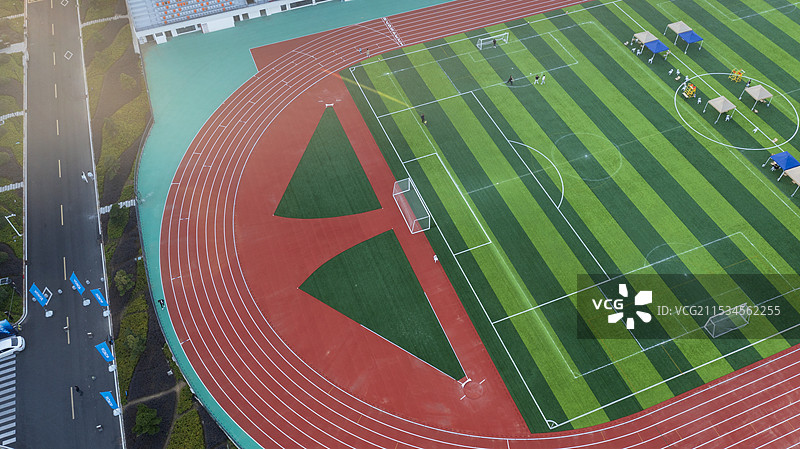 航拍福耀科技大学体育馆，鸟瞰新建体育馆图片素材