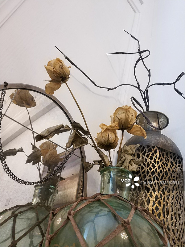 挂在墙上的装饰特写图片素材