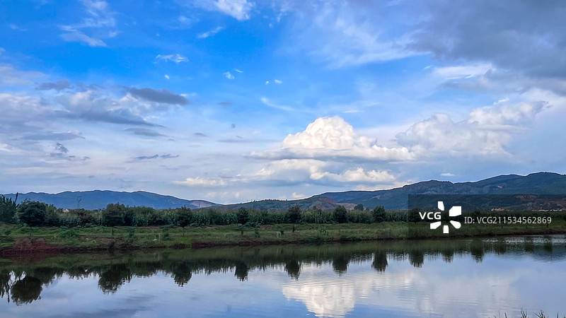 云南省昆明市嵩明县 乡村风景 山水蓝天白云图片素材