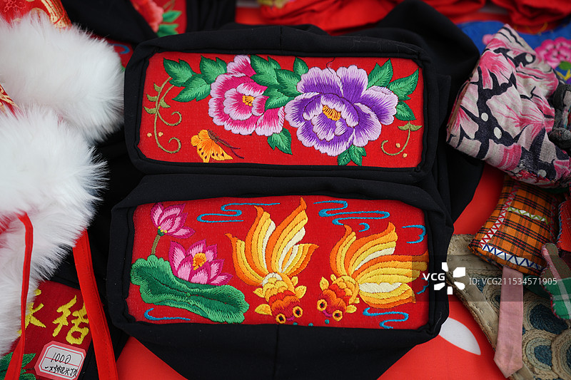 子长刺绣肚兜布堆画图片素材