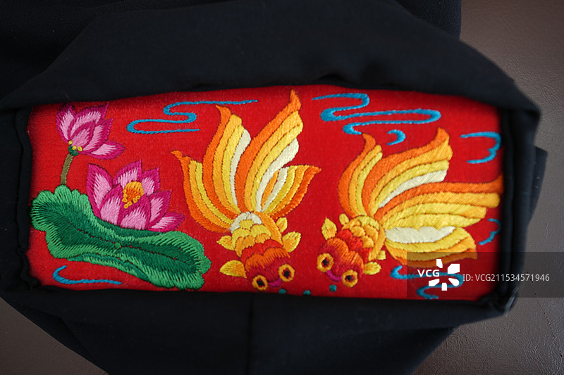 子长刺绣肚兜布堆画图片素材