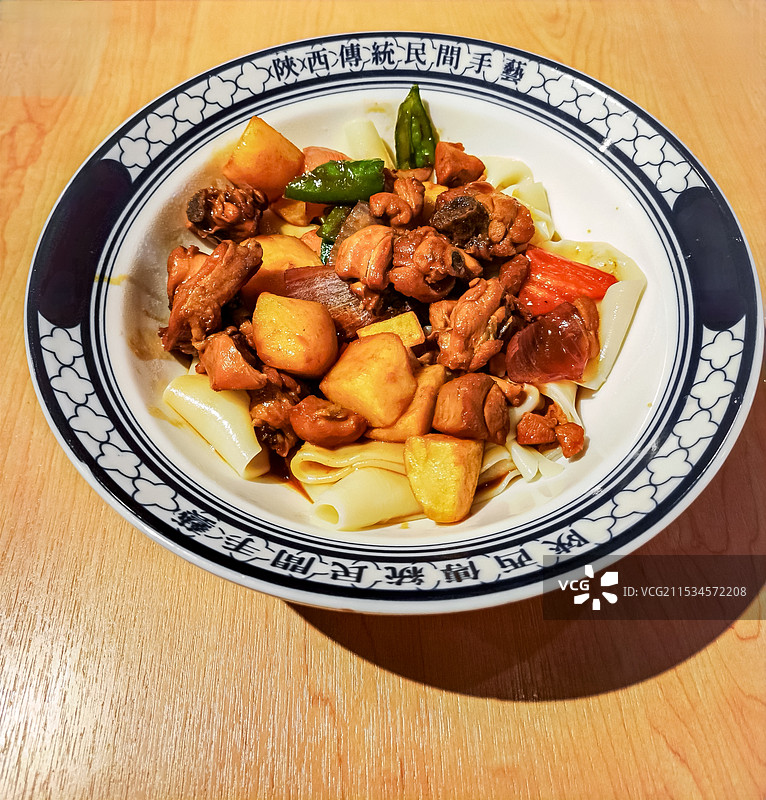 西北大盘鸡拌面图片素材