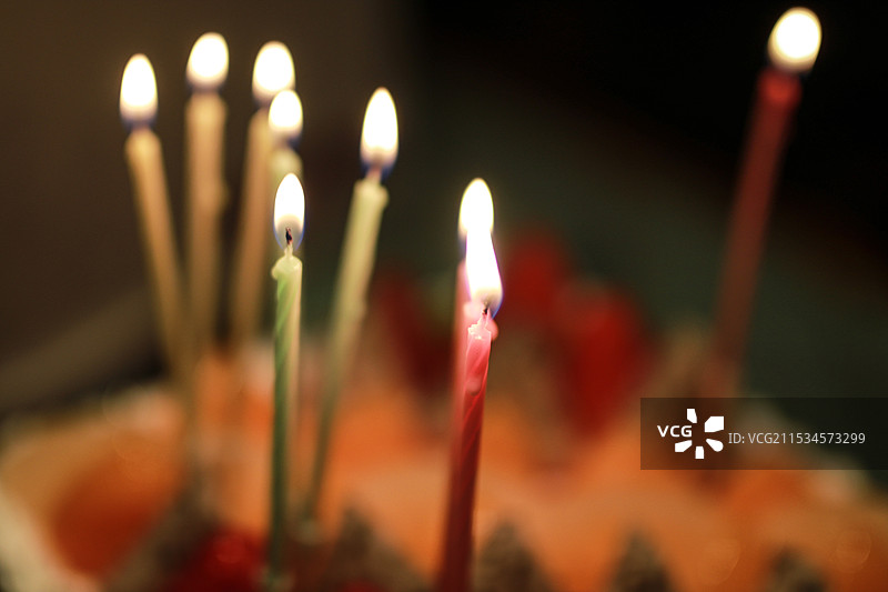 点燃的生日蛋糕蜡烛火焰特写图片素材