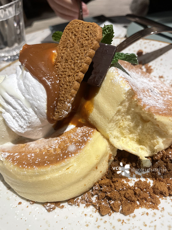 盘子里甜点的特写镜头图片素材