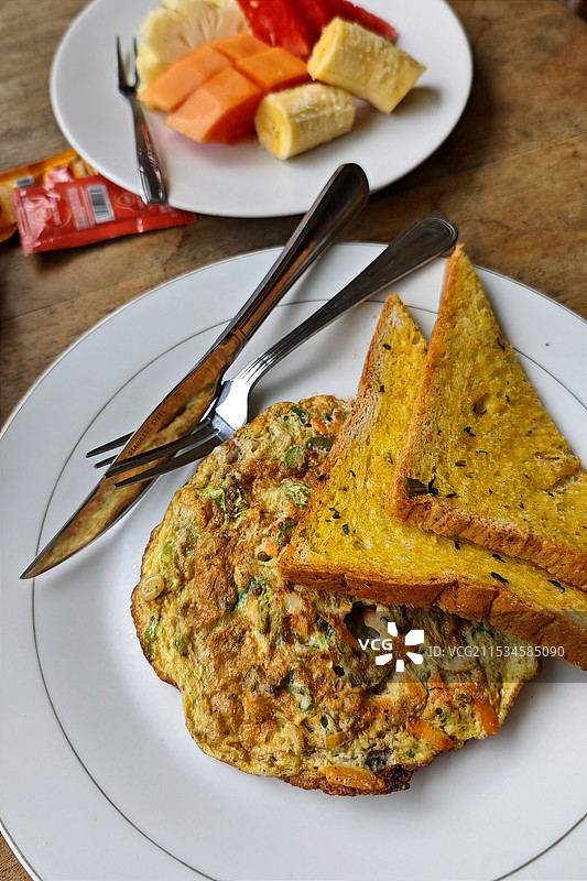 桌上盘子里早餐的特写镜头图片素材