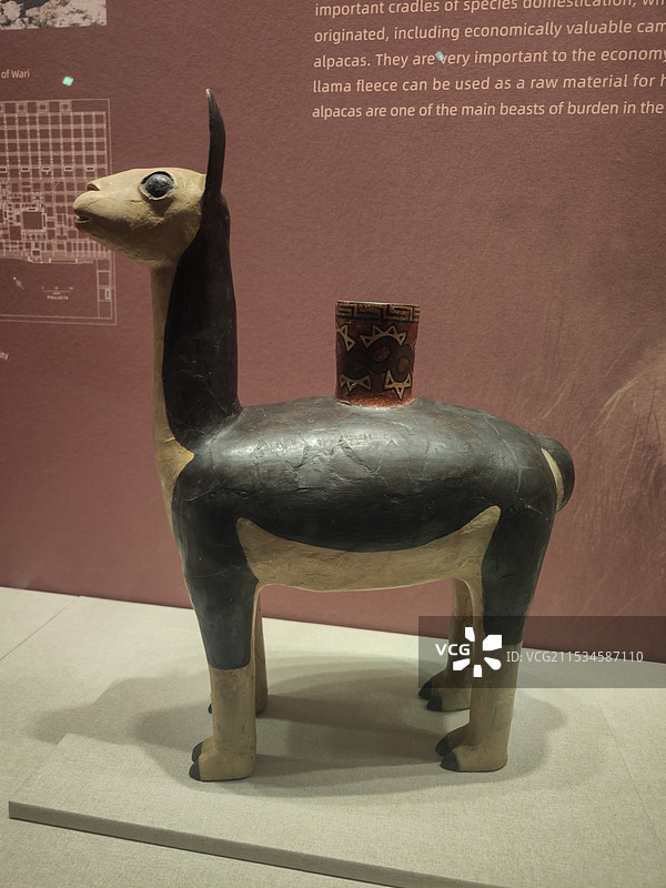 秘鲁印加文明文物：大羊驼形陶器图片素材