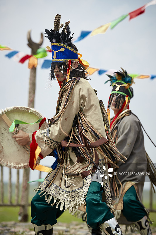 草原上的蒙古萨满祭祀表演的舞蹈舞者图片素材