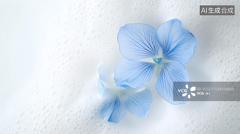【AI数字艺术】牛奶白色泡沫中的蓝色花朵图片素材