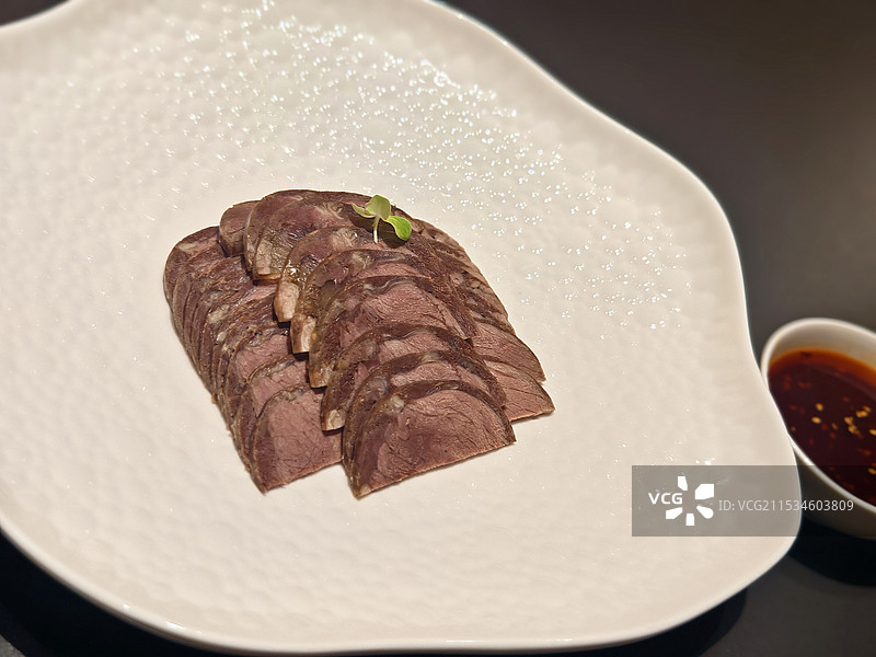 盘子里的卤牛肉图片素材