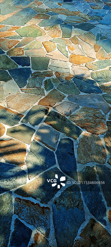 阳光下五彩斑斓的石板路图片素材