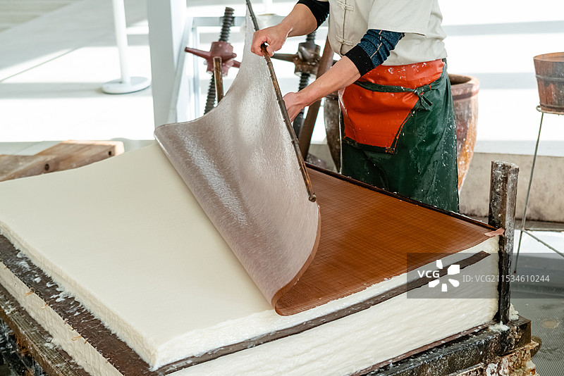 传统宣纸制造手艺,捞纸图片素材