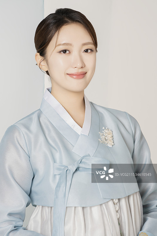 一位穿着华丽优雅韩服的美丽女性图片素材