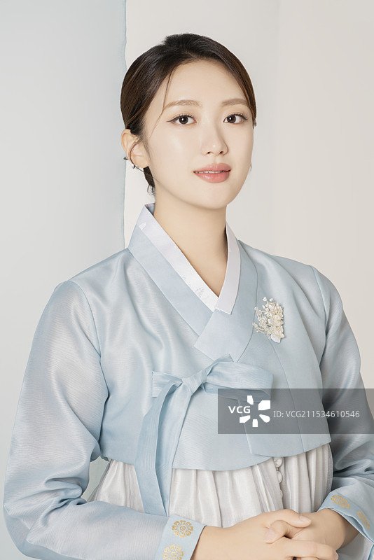 一位穿着华丽优雅韩服的美丽女性图片素材
