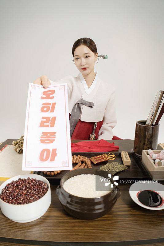 穿着韩服的萨满正在赠送护身符图片素材