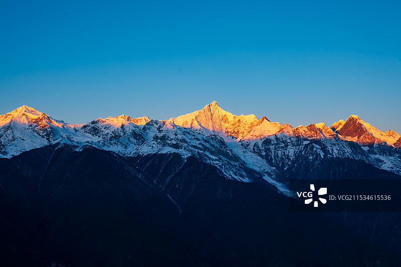 梅里雪山卡瓦博格峰日照金山图片素材