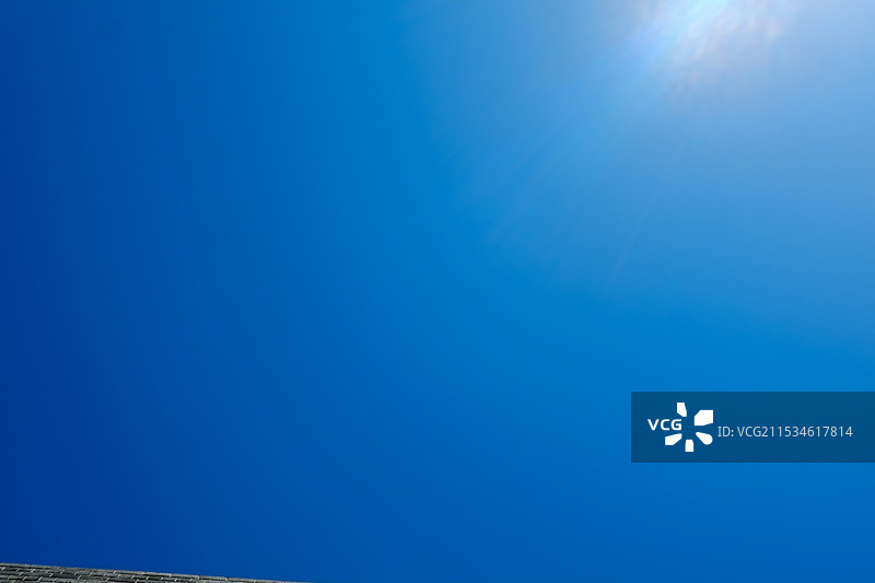蓝天下的低角度海景图片素材