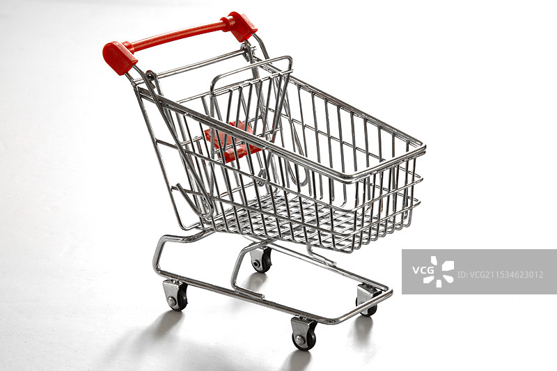 一辆购物车在白色背景前图片素材