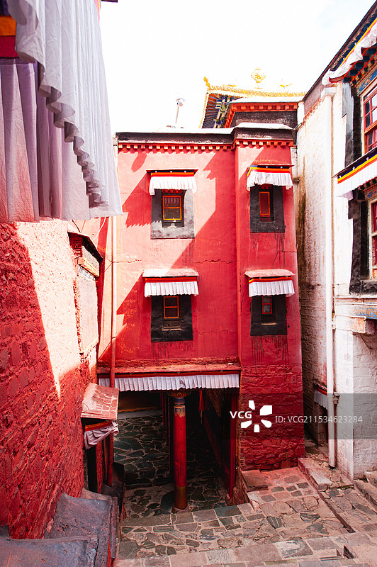 扎什伦布寺位于西藏日喀则的尼色日山下，意为“吉祥须弥寺”。图片素材