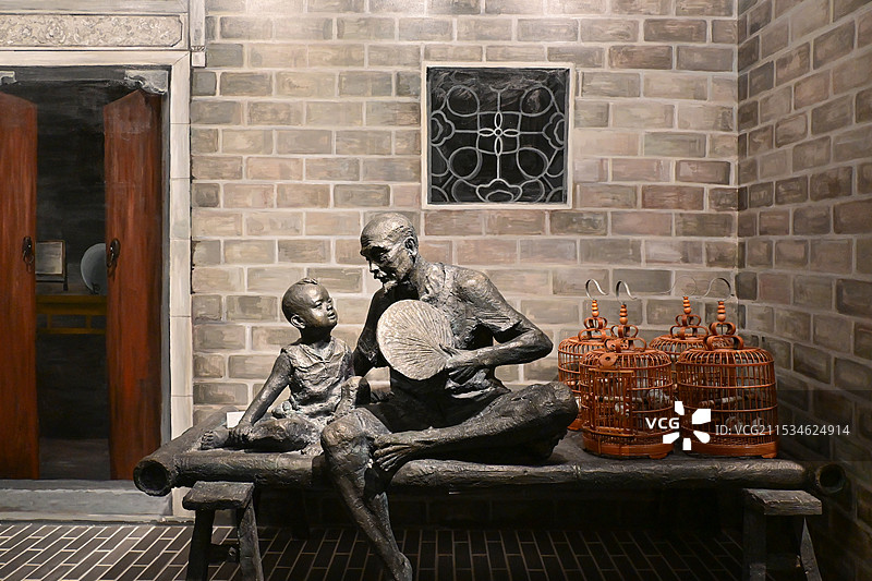 南京金陵美术馆爷孙雕塑图片素材