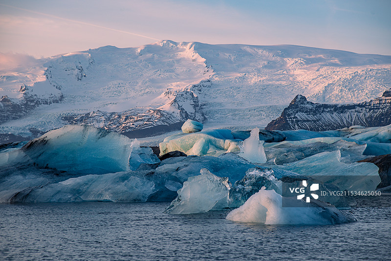 冰岛的杰古沙龙冰河湖及周边冰川，遍布蓝色碎冰图片素材
