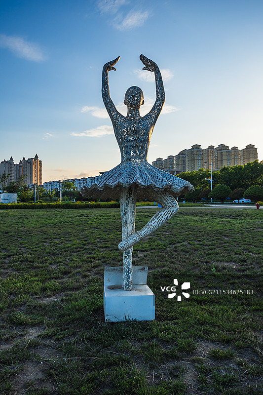 青岛金沙滩公园 芭蕾舞雕塑图片素材