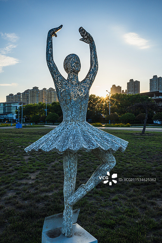 青岛金沙滩公园 芭蕾舞雕塑图片素材
