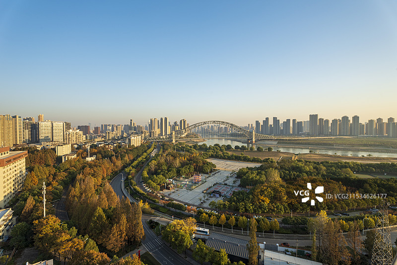 武汉硚口区汉江湾桥和体育公园秋景图片素材