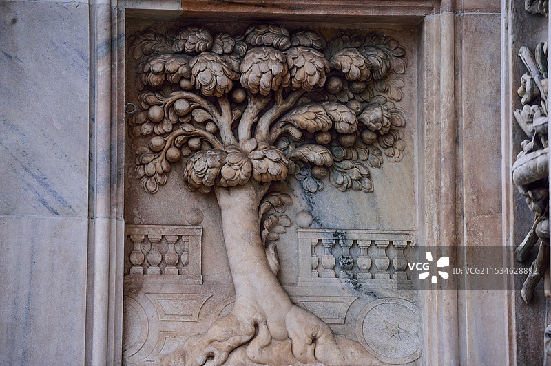 意大利米兰街头的教堂和浮雕加彩绘画图片素材