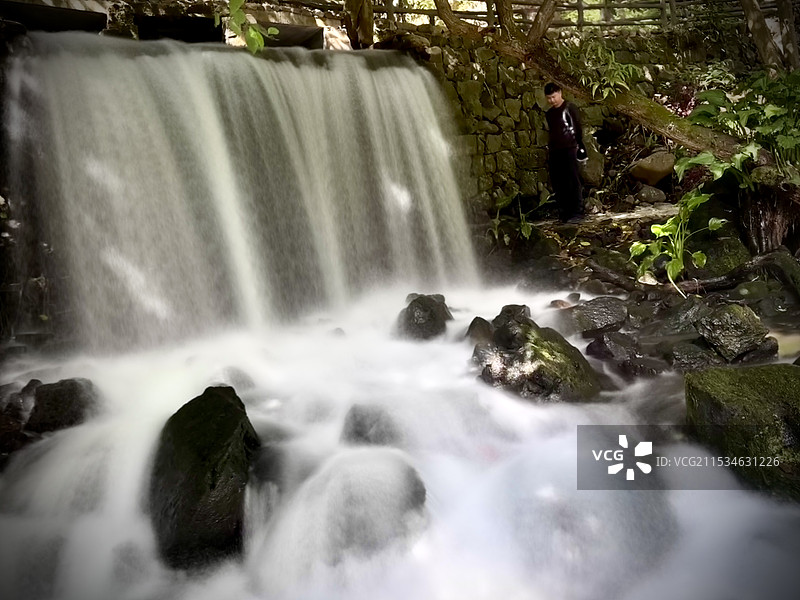 幽谷涧涌飞流而下！图片素材