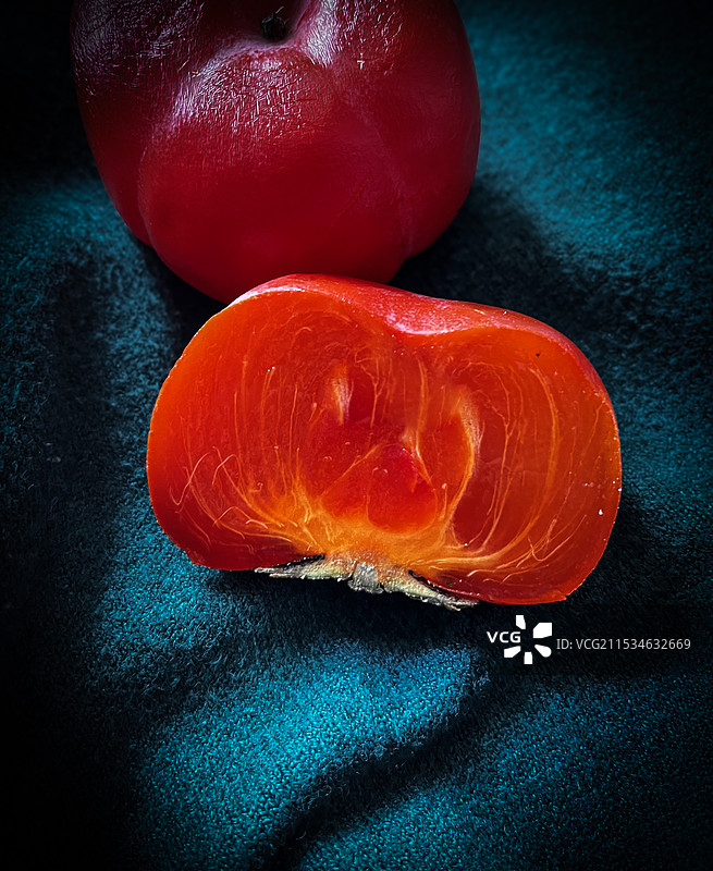 冬季通红的熟柿子图片素材