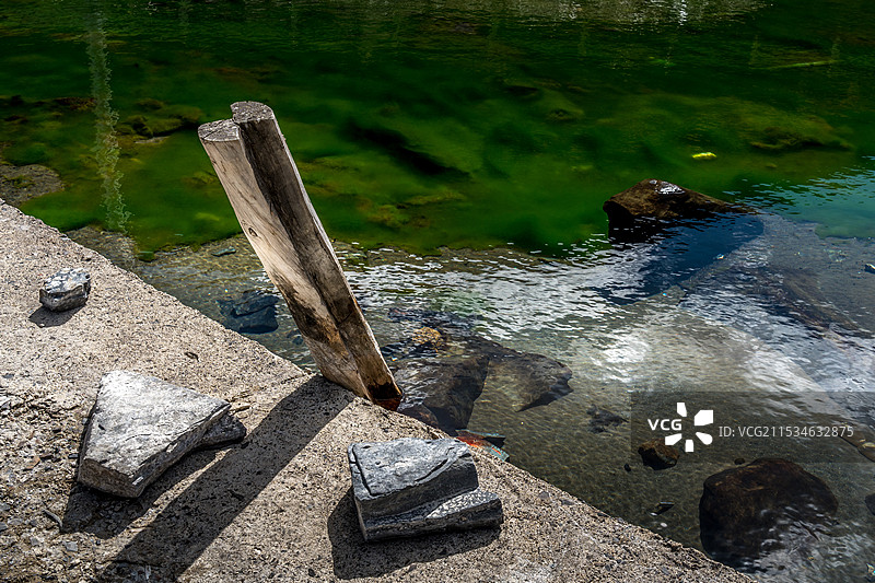 清澈的湖水图片素材