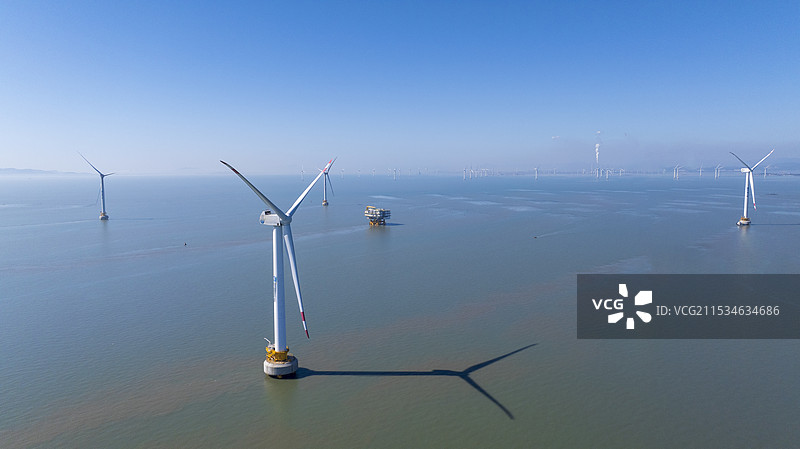 无人机视角，航拍海上新能源风力发电图片素材