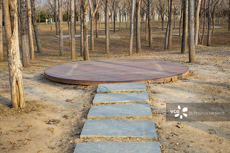 树林中供游人搭帐篷休息的木质平台图片素材