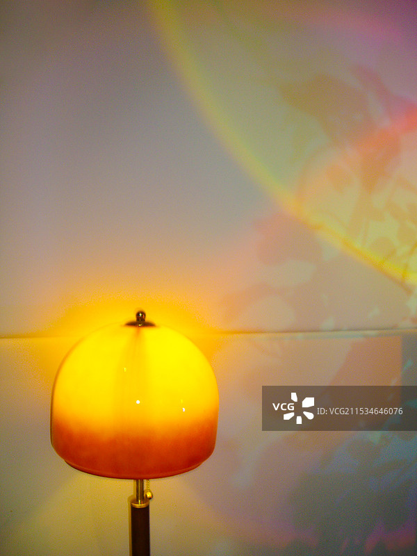 咖啡店七彩氛围台灯图片素材